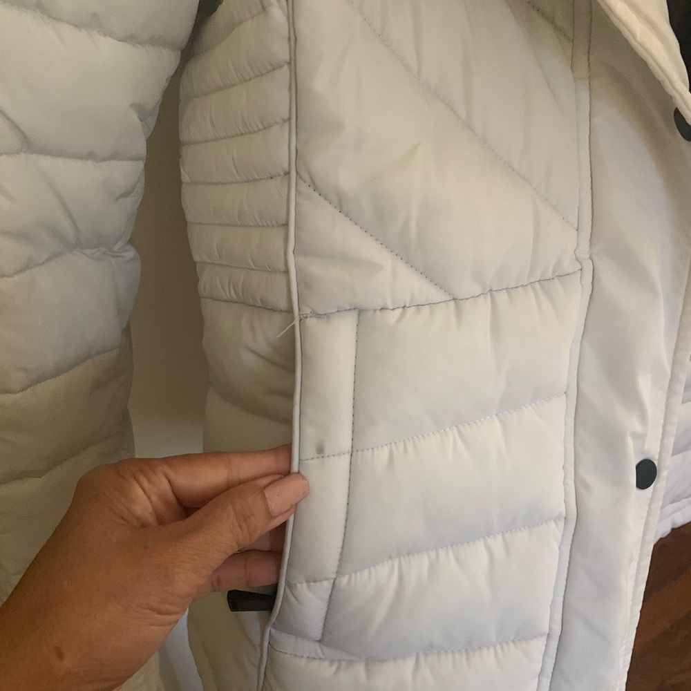 Superdry Women's White Puffer Jacket with Black Fur Detail - Picture 4 of 5